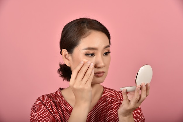 広い毛穴肌の問題を持つアジアの男性の顔の半分の画像を閉じる プレミアム写真 広い毛穴肌の問題を持つアジアの男性の顔の半分の画像を閉じる プレミアム写真
