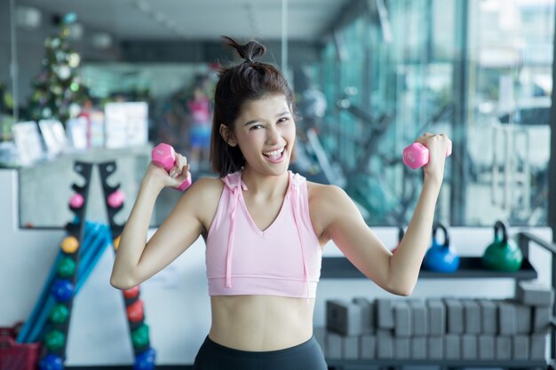 Азиатская женщина играет фитнес в тренажерном зале