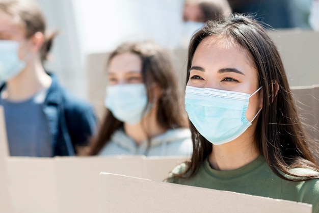 항의 의료 마스크를 쓰고 아시아 여자