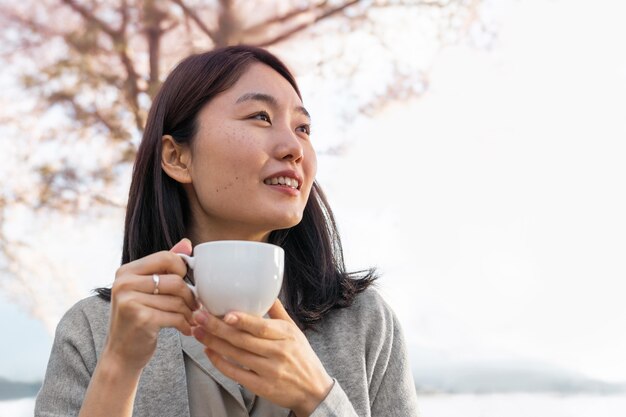 벚꽃 나무 옆 야외에서 휴식 아시아 여자