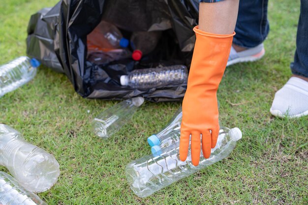 アジア​の​女性​ボランティア​は​、​公園​の​ゴミ袋​の​ゴミ​に​水​ペットボトル​を​運び​、​廃棄物​環境​エコロジー​の​コンセプト​を​リサイクルします​。