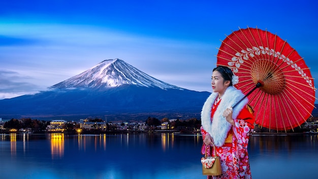 日本の河口湖の富士山で日本の伝統的な着物を着ているアジアの女性。