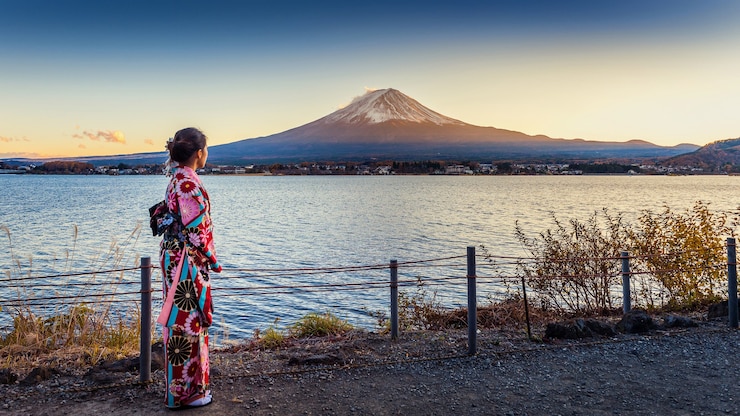 無料Photo 富士山で日本の伝統的な着物を着ているアジアの女性。日本の河口湖に沈む夕日。