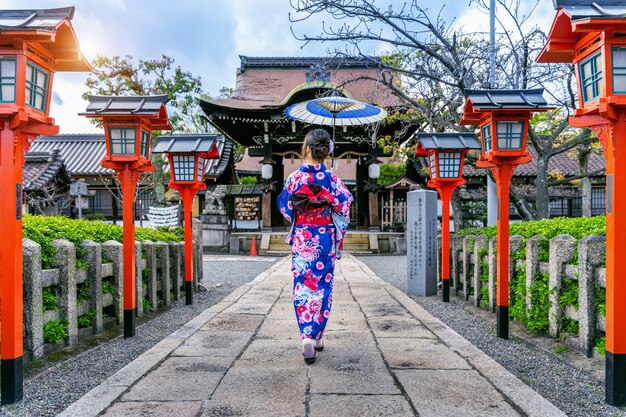 일본의 교토 사원에서 일본 전통 기모노를 입고 아시아 여자.