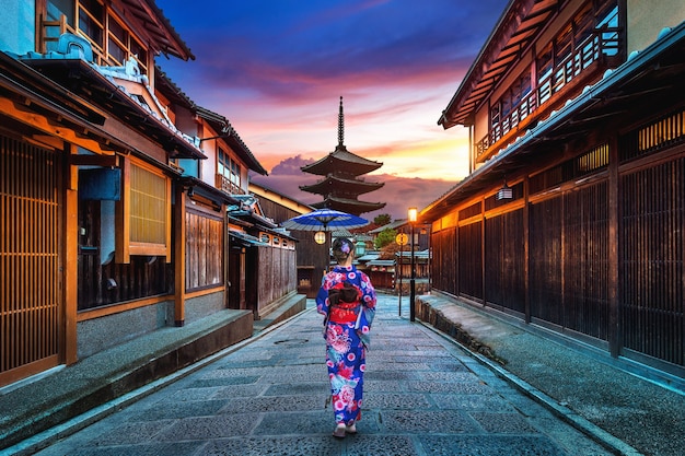 Donna asiatica che indossa il kimono tradizionale giapponese a yasaka pagoda e sannen zaka street a kyoto, in giappone.