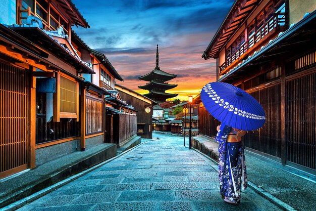 Азиатская женщина в традиционном японском кимоно в пагоде Ясака и улице Саннен Зака в Киото, Япония.