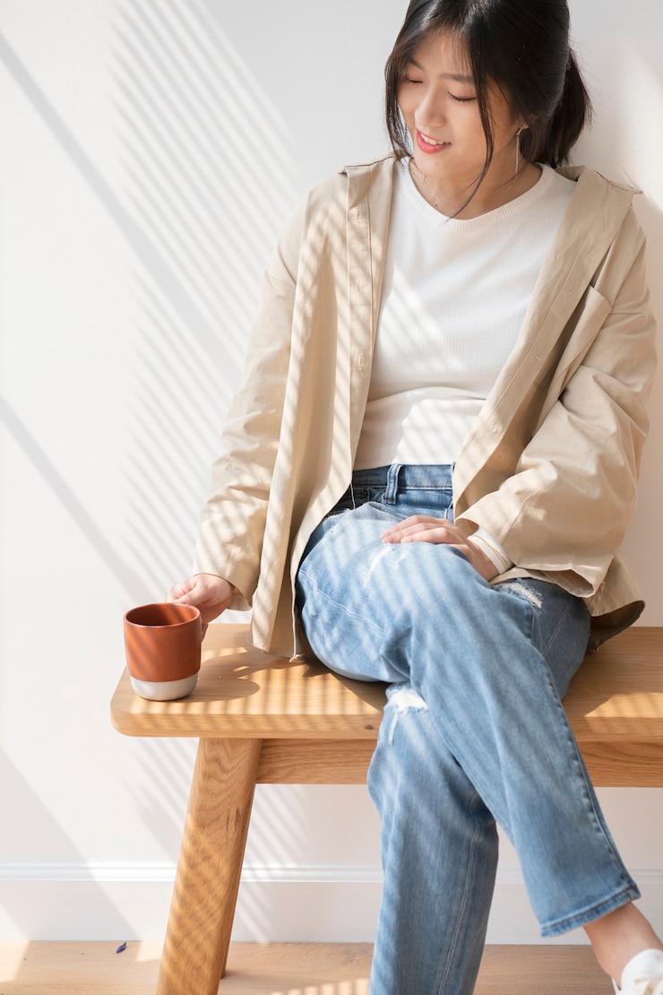 免費 Photo 一位拿着咖啡杯的亚洲女人