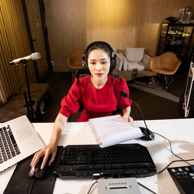 전문 장비와 라디오에서 일하는 아시아 여자