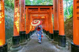 Foto gratuita donne asiatiche in kimono giapponesi tradizionali al santuario di fushimi inari a kyoto, in giappone.