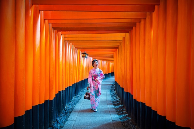 일본 교토의 후 시미이나 리 신사에서 일본 전통 기모노를 입은 아시아 여성.