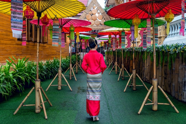 태국 난 지방의 사원에서 태국 문화에 따라 태국 전통 의상을 입은 아시아 여성