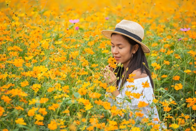노란 꽃 농장에서 아시아 여성