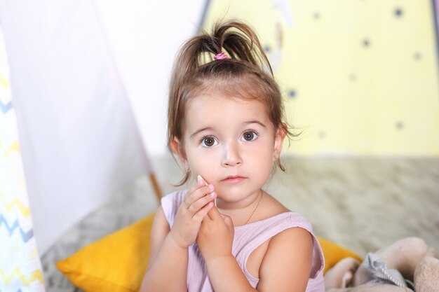 許可を求めます 禁止された行動 小さな女の子は許可を求めるのは悲しいです 構想してください お願いします 赤ちゃんのかわいい顔のクローズアップ 開いた大きな美しい目でびっくりした子 幼年期の概念 プレミアム写真 許可を求めます 禁止された行動 小さな女の子は許可を求めるのは悲しいです 構想してください お願いします 赤ちゃんのかわいい顔のクローズアップ 開いた大きな美しい目でびっくりした子 幼年期の概念 プレミアム写真
