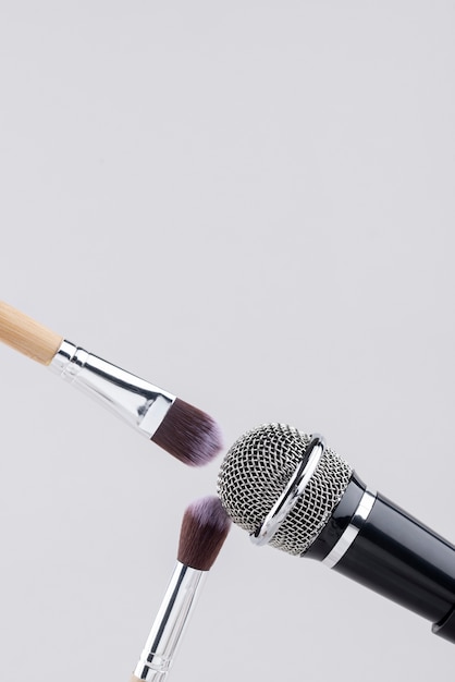 Бесплатное фото Микрофон asmr с кисточкой для макияжа для звука