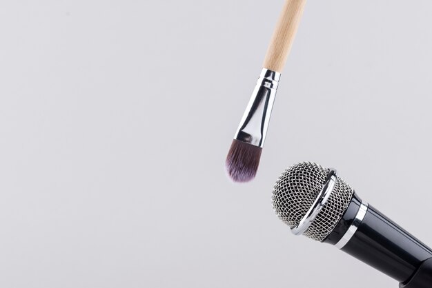 Free photo asmr microphone with make-up brush for sound