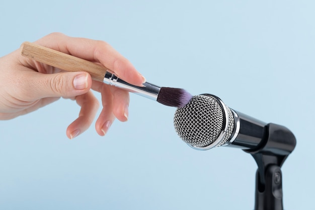 Foto gratuita microfono asmr con spazzola per il trucco per il suono