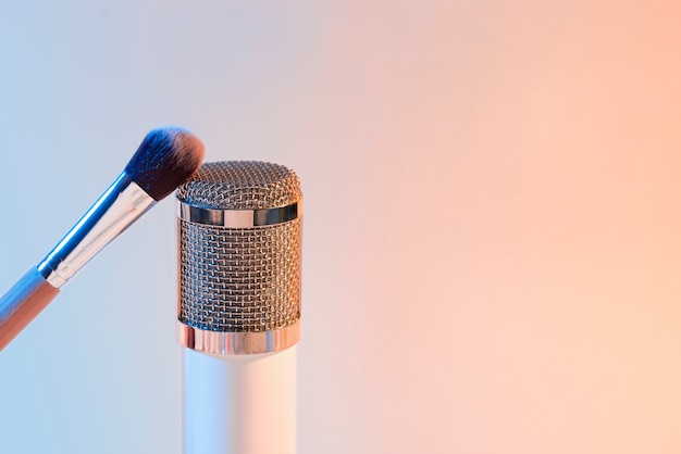 Free photo asmr microphone with make-up brush for sound