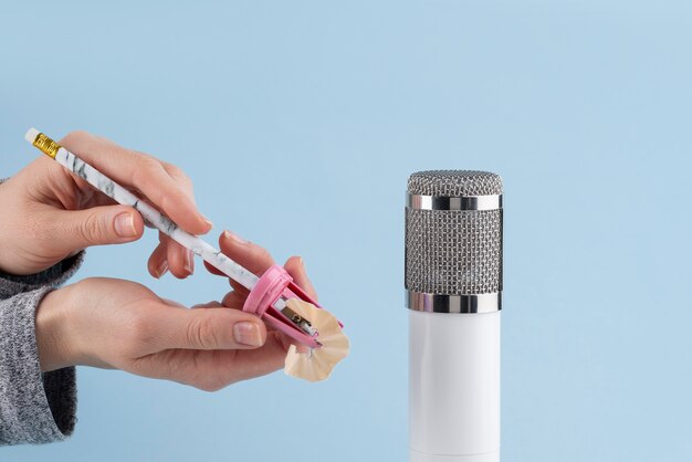 Бесплатное фото Микрофон asmr с точилкой для карандашей для создания звука