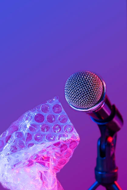Бесплатное фото Микрофон asmr с пластиковой пленкой для звукоизвлечения