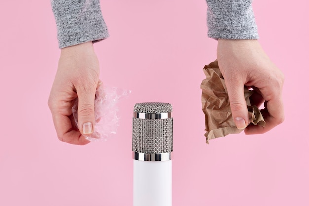 Microfono asmr con carta stropicciata per il suono