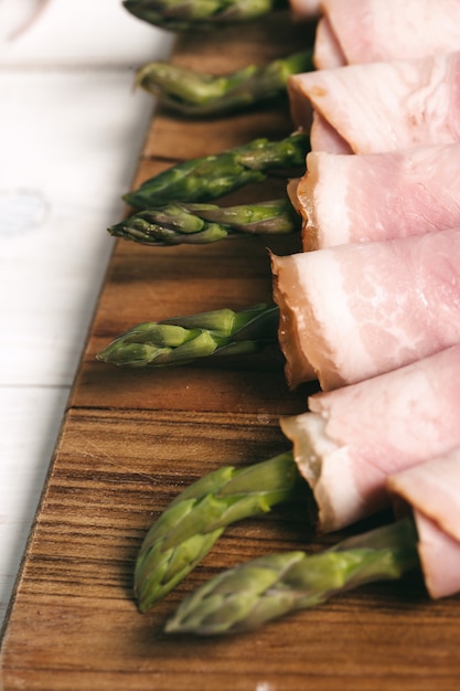 Free photo asparagus with bacon