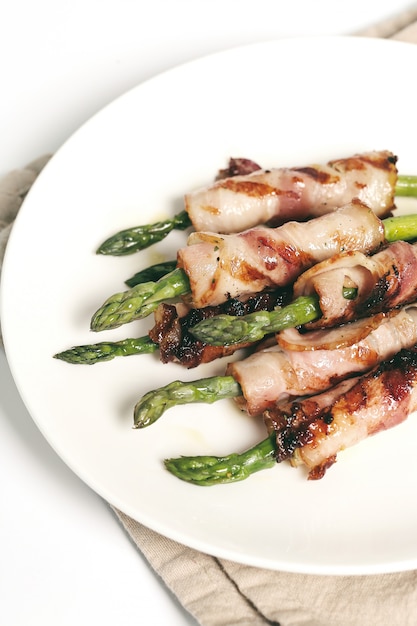 Free photo asparagus with bacon