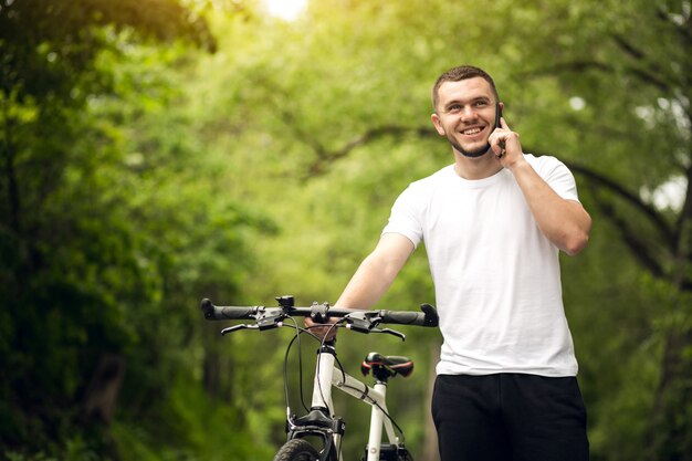 アスファルトの背景アクティブ自転車大人