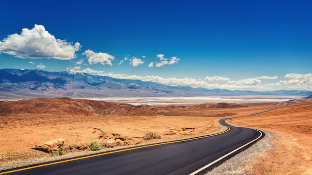 Foto gratuita strada asfaltata nel deserto