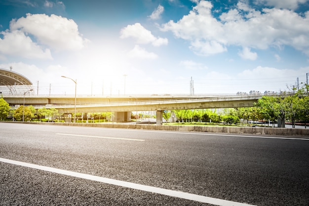 無料写真 アスファルト道路と森林