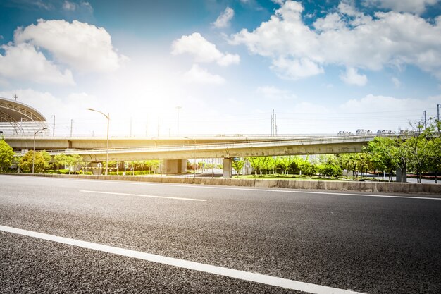 アスファルト道路と森林