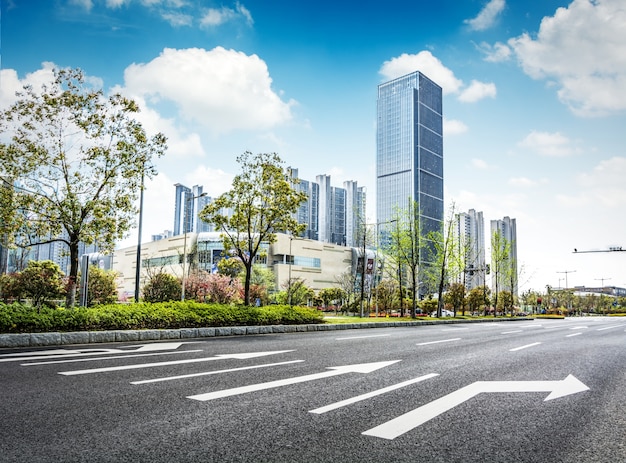 アスファルト道路と近代都市