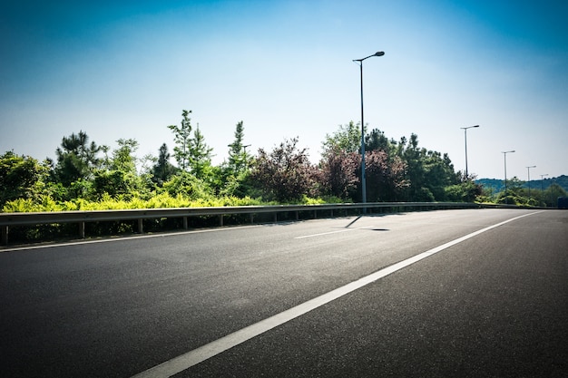 トスカーナ、イタリアのアスファルト道路