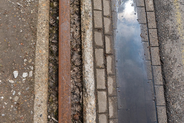 Foto gratuita strada di asfalto con binari ferroviari