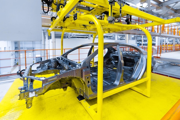 新車の組立ライン生産自動車用の最新の自動組立ライン工場での自動車生産の最新の技術的中立技術コンベア上での自動車の組立