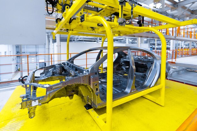 新車の組立ライン生産自動車用の最新の自動組立ライン工場での自動車生産の最新の技術的中立技術コンベア上での自動車の組立