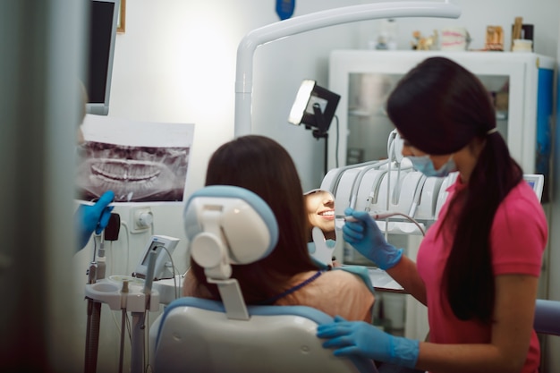 Free photo assistant dentist and the patient in the clinic.