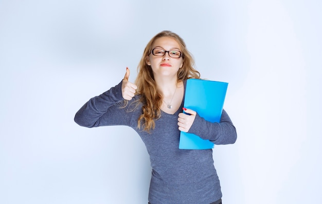 Free photo assistant with a blue folder showing successful sign.