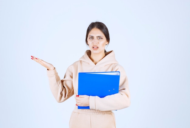 Assistente con una lista di controllo che punta a qualcuno a sinistra