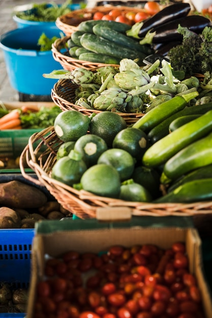 市場の屋台で新鮮な野菜の盛り合わせ