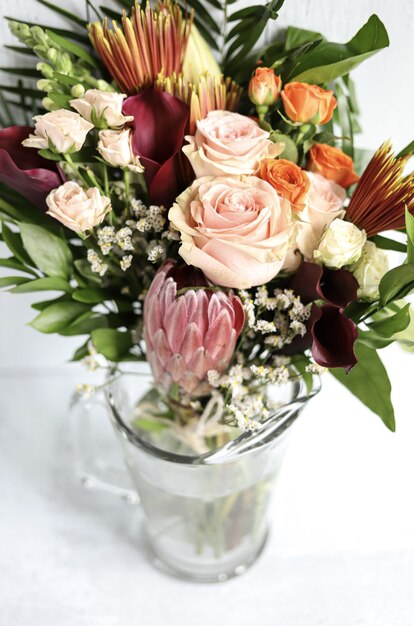 Ассорти из цветов в вазе
