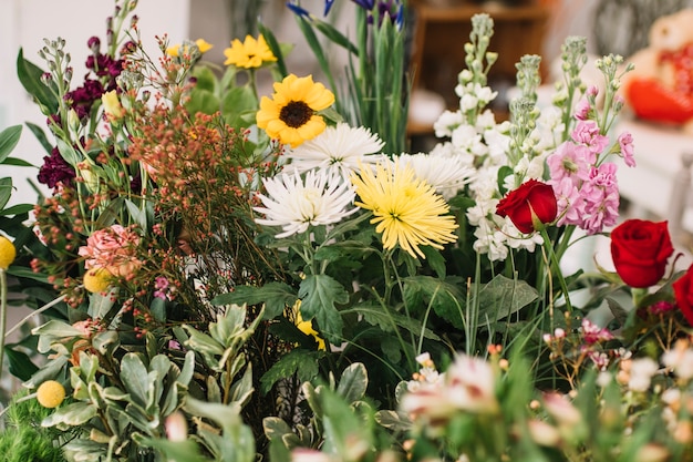 店舗での花の盛り合わせ