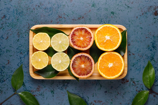 新鮮な柑橘系フルーツ、レモン、オレンジ、ライム、ブラッドオレンジ、新鮮でカラフルなトップビュー