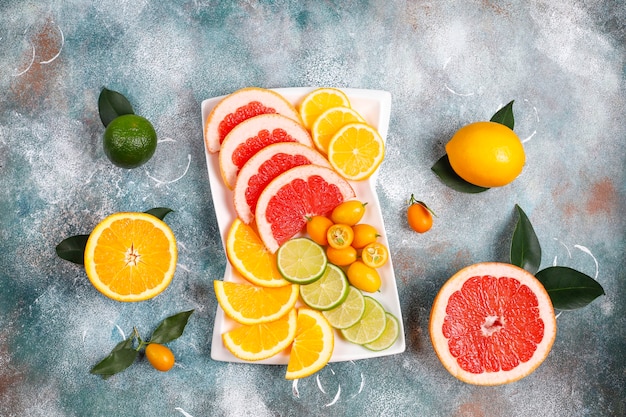 無料写真 新鮮な柑橘系の果物、レモン、オレンジ、ライム、グレープフルーツ、キンカンの盛り合わせ。