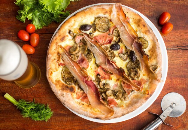 Ассорти мясной пиццы с хамоном и оливками