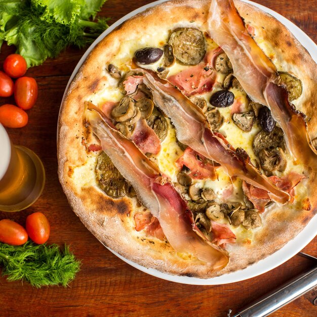 Ассорти мясной пиццы с хамоном и оливками