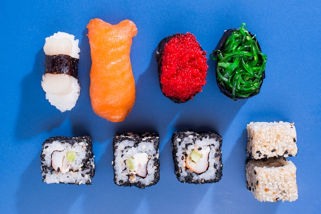 Foto gratuita assortimenti di rotoli di sushi sul tavolo