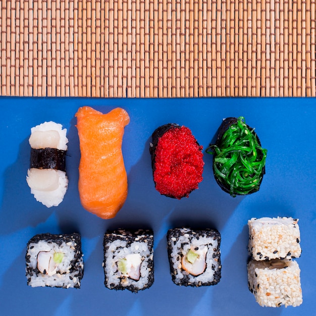 Foto gratuita assortimenti di involtini di sushi