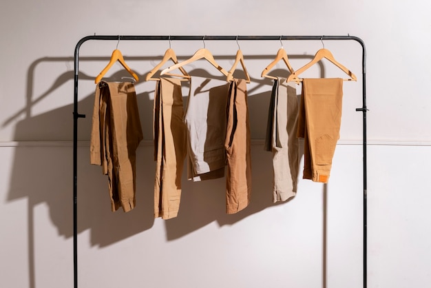 Foto gratuita assortimento di pantaloni in tonalità beige