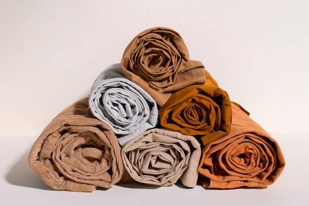 Foto gratuita assortimento di pantaloni in tonalità beige