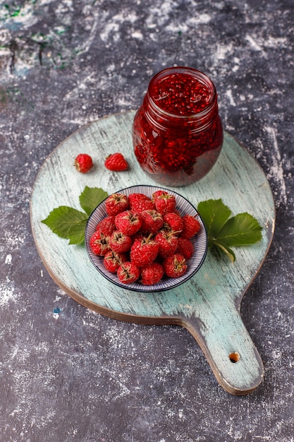 Foto gratuita assortimento di marmellate di frutti di bosco, vista dall'alto